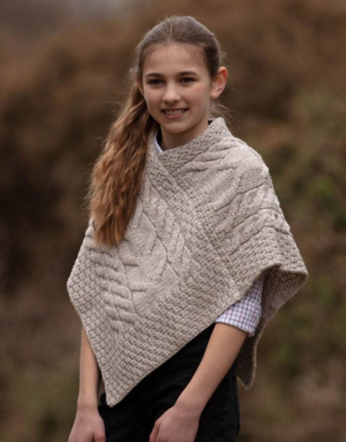 Walker and Hawkes – Kids’ Supersoft Merino Wool Cotebrook Poncho  100% Merinó gyapjúból készült, puha és meleg gyermek poncsó