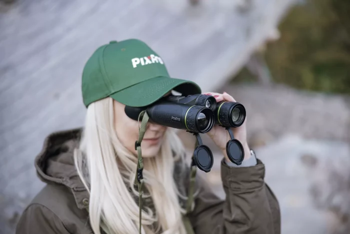 Pixfra Draco binokulár használat közben