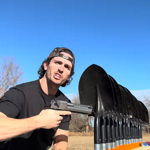 Lapát vs. golyó: tényleg „golyóálló” lehet egy hétköznapi szerszám?