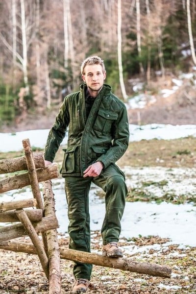 Jagdhund Harau férfi loden vadásznadrág modellen, erdei környezetben