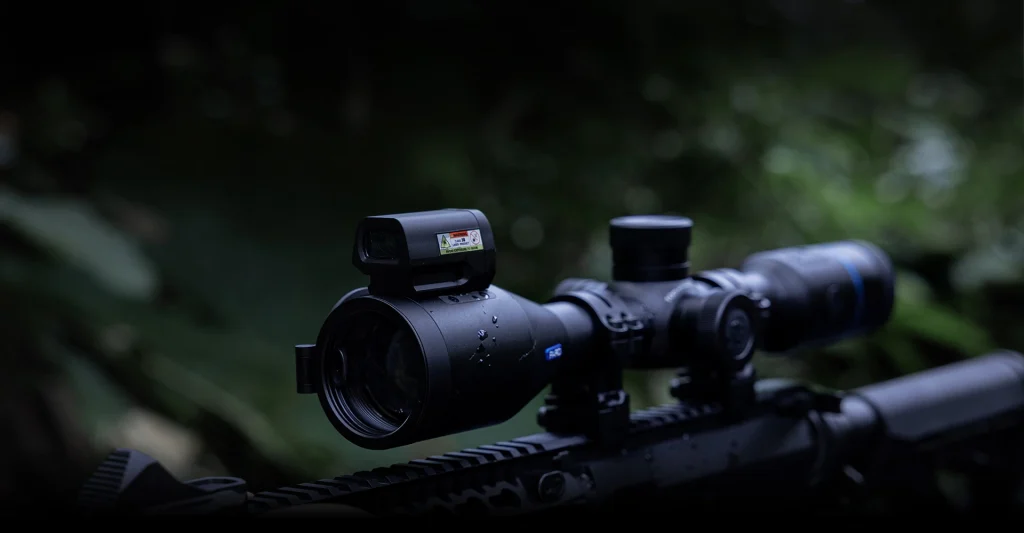 PARD Night Stalker 5K eX digitális céltávcső erdei környezetben, esőcseppekkel