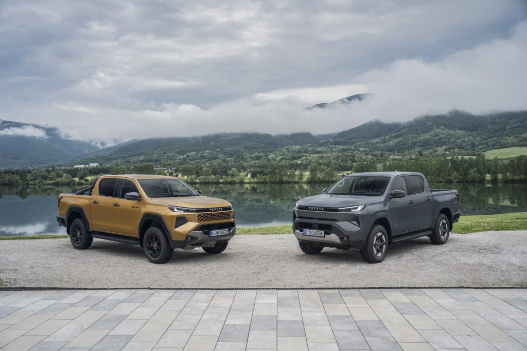 A Toyota új Hilux-generációja két eltérő hajtással: Hybrid 48V és BEV. Gyári sajtófotó: Toyota.