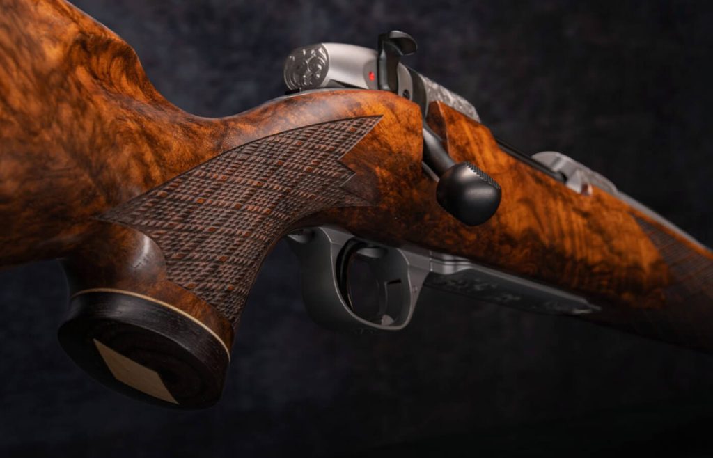 Weatherby Mark V 80th Anniversary – exhibition-grade diófa és a tusa részletei.
