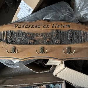 „Vadászat az életem” vadászmotívumos fali fogas – bal oldalon kisebb sérüléssel – Black Friday